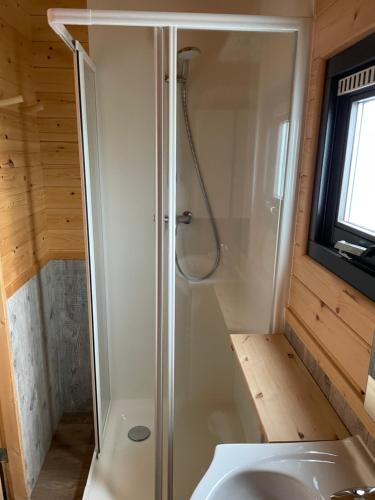 DronrijpWoodlodge Menaldum的带淋浴和盥洗盆的浴室