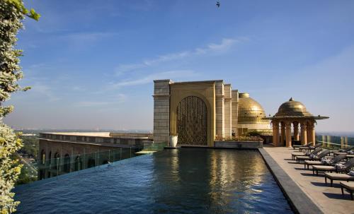 新德里新德里里拉宫殿酒店的建筑物屋顶上的游泳池
