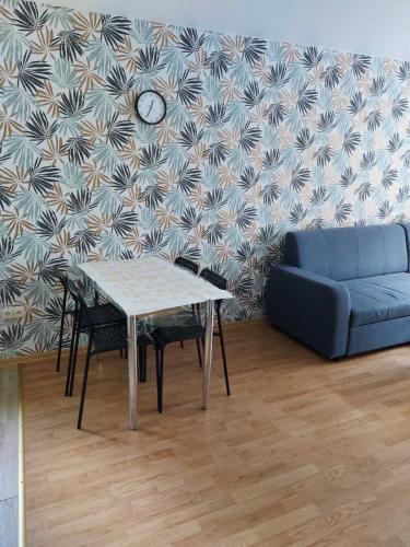 德鲁斯基宁凯Apartamentai „Kaip namuose“的客厅配有桌子和沙发