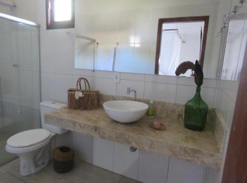 卡拉伊瓦Concept House Caraiva的一间带水槽、卫生间和镜子的浴室