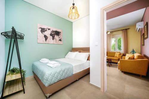 利迈纳里亚Villa Pines的一间卧室设有一张床和一间客厅。