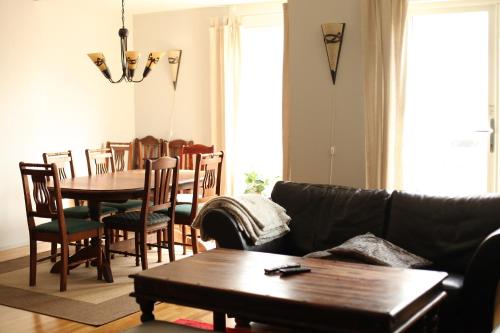 勒尔达尔豪尔达顿公寓的客厅配有沙发和桌椅