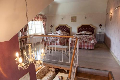 克雷廷加Vienkiemis的一间卧室设有一张床和一个楼梯