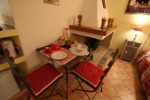 努奥罗马约雷住宿加早餐旅馆的小型用餐室配有桌椅
