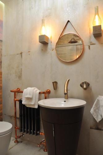 托伦The Country Club的浴室设有水槽和墙上的镜子