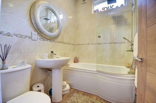 惠特比Bunny Burrow的浴室配有盥洗盆、卫生间和浴缸。