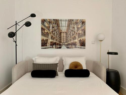波尔图Oporto Chic&Cozy - São Bento da Vitória的卧室配有白色的床和两个枕头