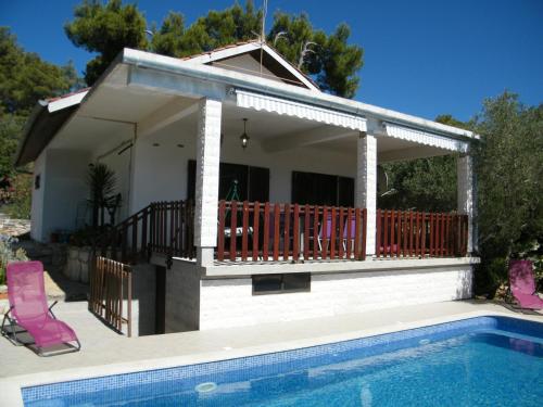 尼亚卢卡Holiday Home Vela Luka的一座带游泳池和房子的别墅