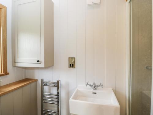 法灵登Waylands的一间带白色水槽和橱柜的浴室