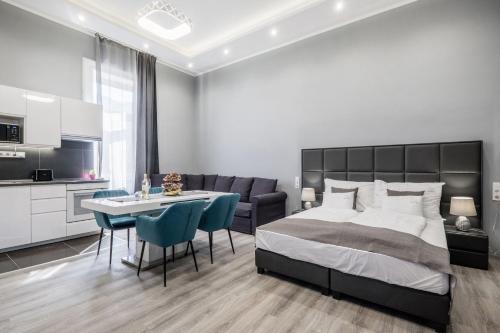 布达佩斯Prime star Deak ter Modern Luxury Apartments Budapest的卧室配有一张床和一张桌子及椅子