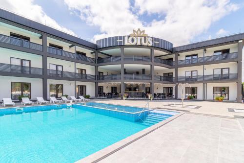 索洛特维诺Lotus & Spa的大楼前设有游泳池的酒店