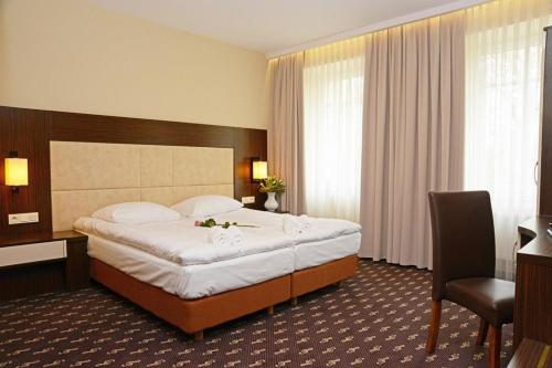 尼萨弗莱德莱克酒店的酒店客房设有一张大床和一张书桌。