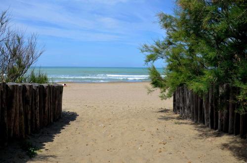 圣温琴佐Residence Solalto的沙滩上,有木栅栏和海洋