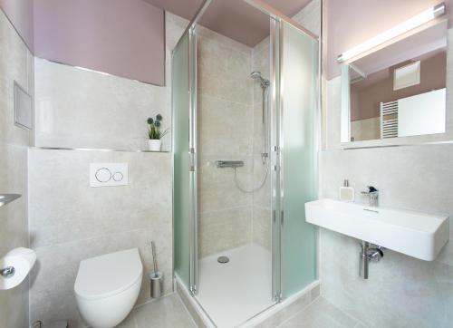 奥斯赛拜-屈隆斯博恩斯特兰科布公寓的带淋浴、卫生间和盥洗盆的浴室