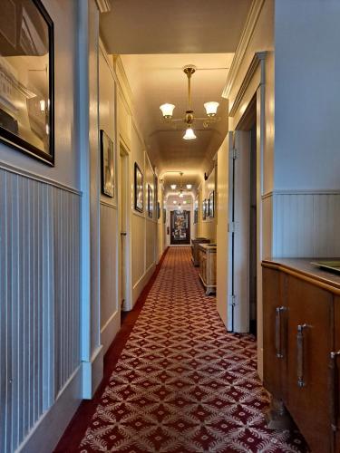 西沃德范吉尔德酒店的一条长长的走廊,长长的走廊长度