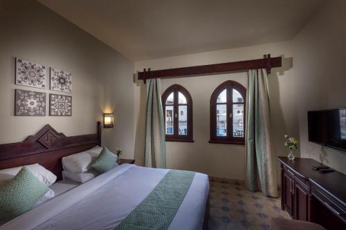 沙姆沙伊赫马扎瑞度假村的一间卧室设有一张床、一台电视和窗户。