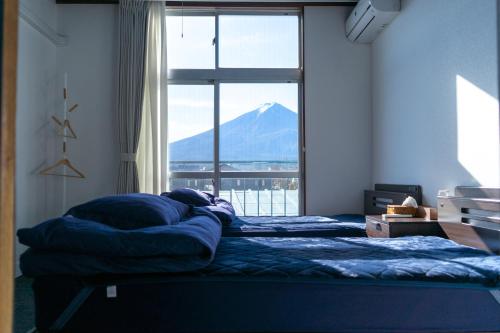 富士河口湖Fuji Guest House Ao的山景卧室内的两张床