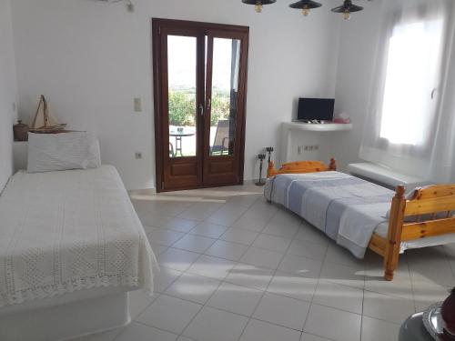 纳克索乔拉Naxian vacation with sea view的白色的卧室设有床和窗户