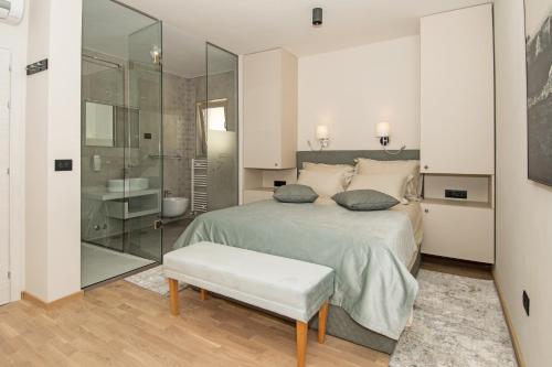 普莱曼图拉Fra&Kat Rooms的一间卧室设有一张床和一个玻璃淋浴间