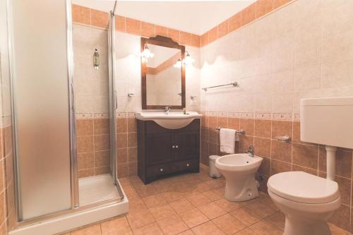 弗卢米尼马焦雷Anima Hotel Sardinia的浴室配有卫生间、盥洗盆和淋浴。