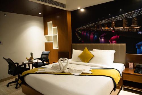 维杰亚瓦达Hotel Namo Residency的酒店客房,配有一张天鹅床