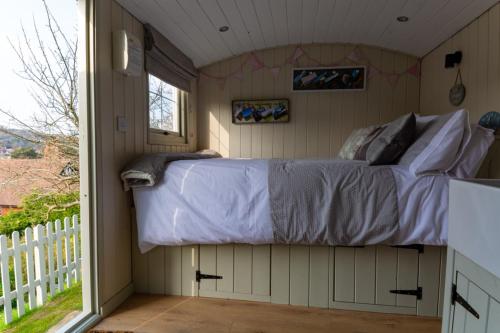彻奇斯特雷顿Hilltop Hut的窗户客房内的一张床位