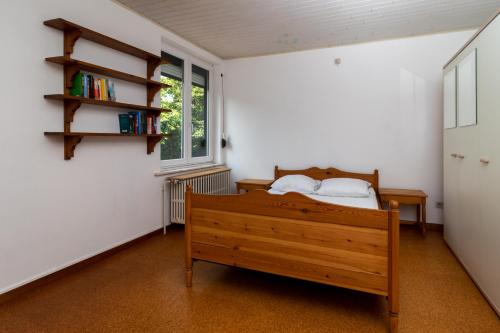 马斯梅赫伦Vakantiehuis Salamander Maasmechelen的一间卧室设有一张床和一个书架