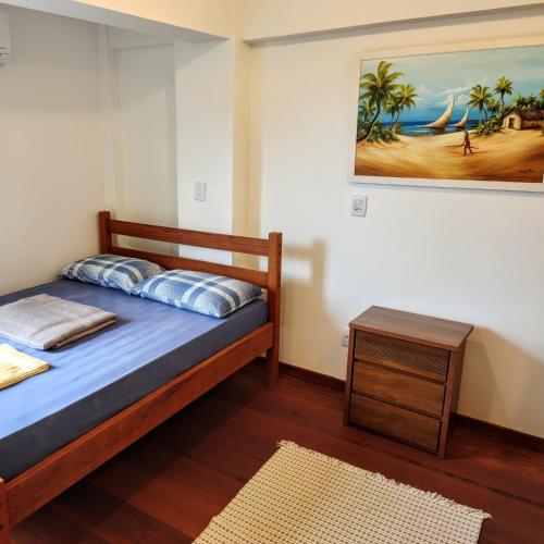 安格拉杜斯雷斯The Best View的一间卧室配有一张床、一张桌子和一幅画