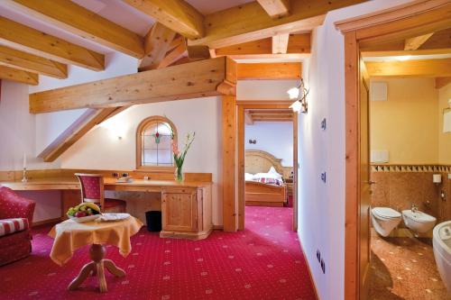 卡瓦莱塞拉果莱度假温泉酒店的客房内设有一个水槽和一张书桌