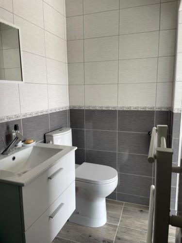 奥利韦Studio indépendant chez l'habitant的浴室配有白色卫生间和盥洗盆。