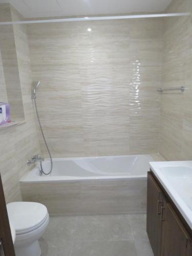 马尔萨斯卡拉Aquamarine Sea Front Apartments - Second Floor的带浴缸、卫生间和盥洗盆的浴室