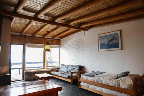 圣地亚哥Lodge en Farellones的一间卧室配有一张床和一个沙发