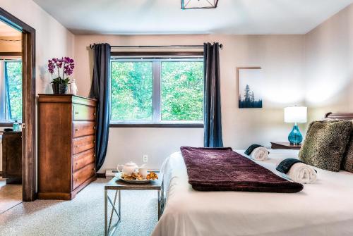 蒙特朗布朗Townhouse With Free Shuttle To Tremblant Resort的相册照片