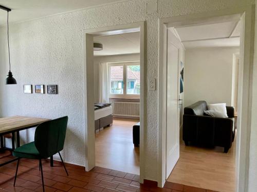 格拉鲁斯Grosszügige Ferienwohnung in Glarus - Capra 2的客厅配有桌子和沙发