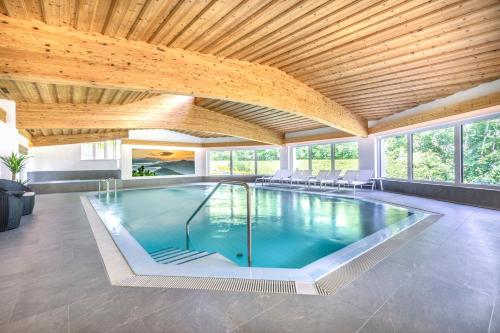 弗拉绍福勒伦霍夫酒店的一座带木制天花板的别墅内的游泳池