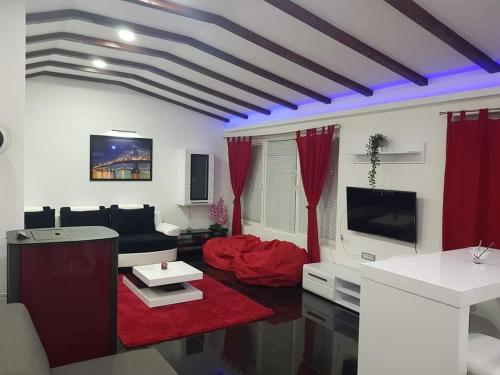 尼什vila Nikolaj的客厅配有红色窗帘和沙发
