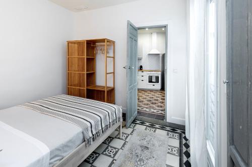 格拉纳达Apartamentos PROGRESO的一间卧室配有一张床和一间厨房