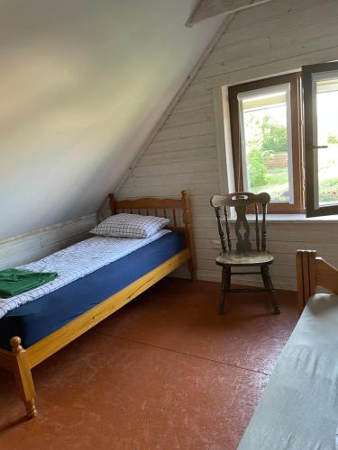 普拉特利艾Namelis - pirtelė的阁楼卧室配有床和椅子