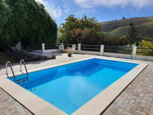 CadavalMontejunto Villas - Casa do Plátano的庭院里的一个蓝色海水游泳池