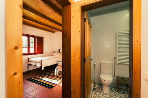 蒙塔吉尔MONTE DA RAPOSINHA Enoturismo, Montargil的一间带卫生间的浴室和一间卧室