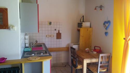 坎波罗索因瓦尔坎纳尔Huatscher的一间带水槽和炉灶的小厨房