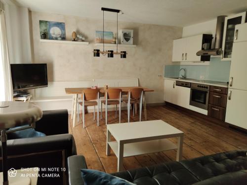 魏斯布里阿赫Landhof Schober appartementen & kamers的厨房以及带桌椅的起居室。