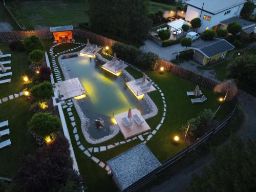 因斯布鲁克斯皮酒店的享有后院的顶部景色,在晚上设有游泳池