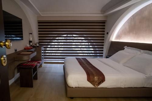 都灵ARCADIAN suite&rooms的一间卧室设有一张大床和一个窗户。