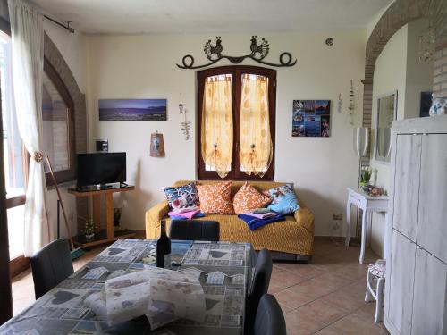 贡内萨Il Bronzetto的客厅配有沙发和桌子