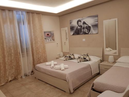 福洛尼卡Affittacamere Casa Brajan的一间卧室配有两张床和镜子