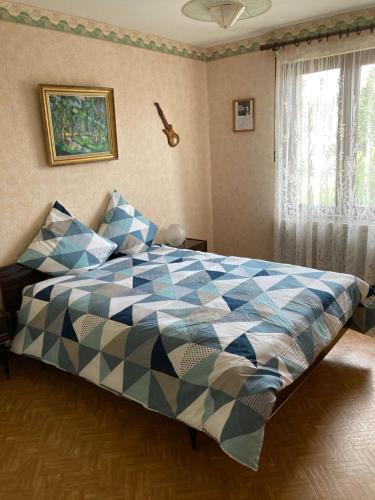 BruleyL hotellerie de la gare的一间卧室配有一张蓝色的床