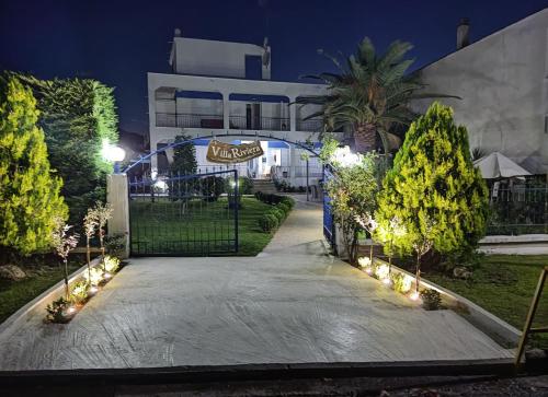 斯塔夫罗斯Villa Riviera的夜间通往大楼的车道