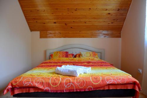 BioskaDanilovica Kuca的一间卧室设有一张木天花板床。