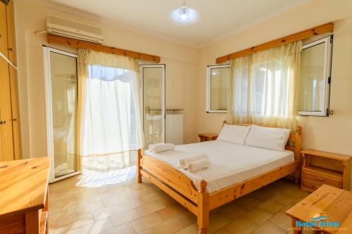 奈德里Hotel Arion的一间卧室设有一张床和一个大窗户